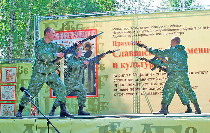 Современные русские богатыри из войсковой части 63002 продемонстрировали виртуозную технику рукопашного боя